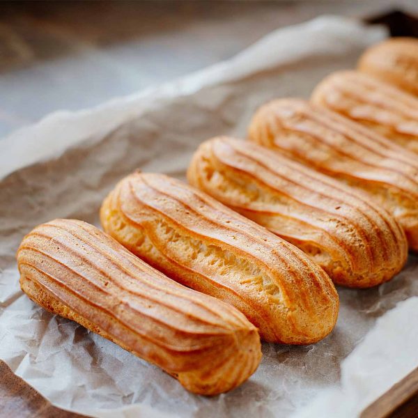 Éclair – köstliche brandteigtasche mit milchcreme und schokoladenglasur